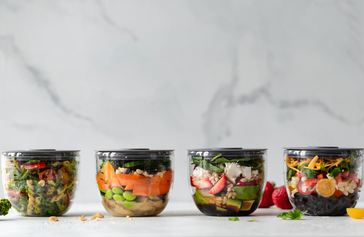 Verschiedene gesunde Lebensmittel und Rezepte